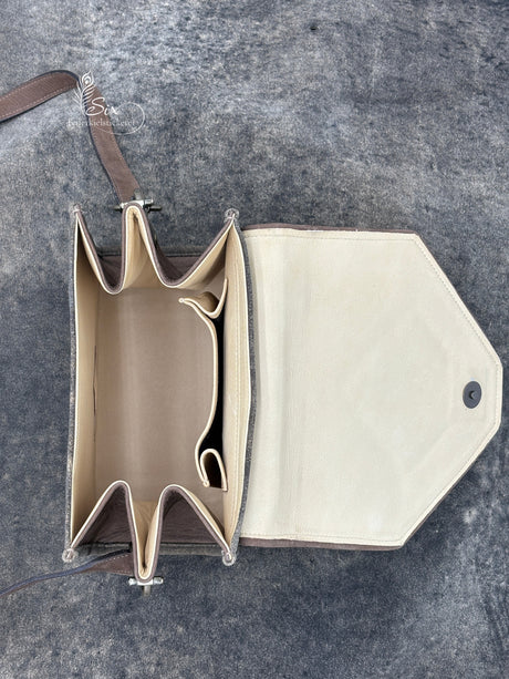 Hirschleder-Dirndl-Handtasche mit handgefertigter Federkielstickerei
