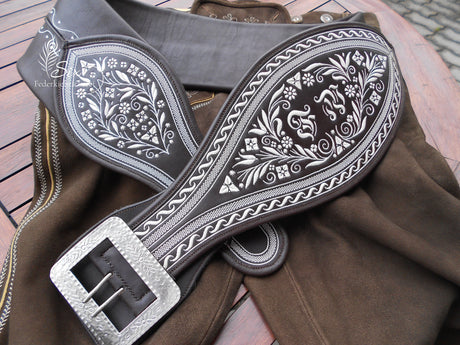 Ranzen mit Blumenmotiv + Initialen in Federkiel gestickt