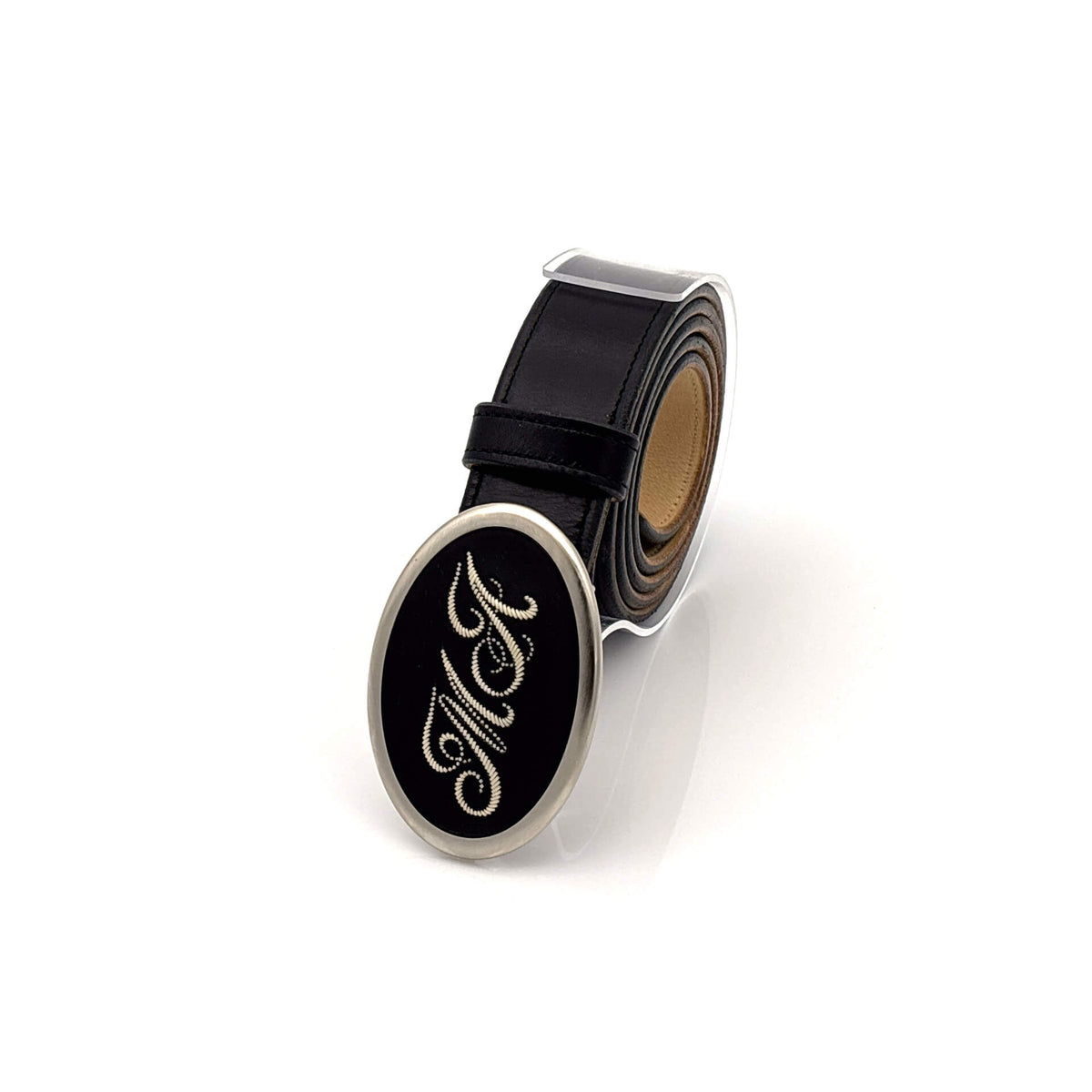 Hochwertiger personalisierter Leder-Anzuggürtel mit individuellen Federkiel-Initialen.