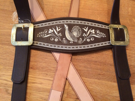 Traditionelle Hosenträger mit Auerhahn und Blumenmotiv