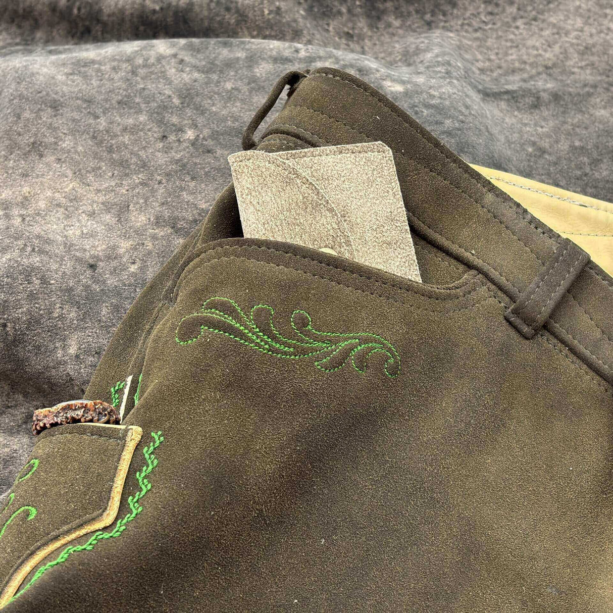 Kleine Ledergeldtasche aus Hirschleder, kompakt und platzsparend für Bankkarte und Bargeld.