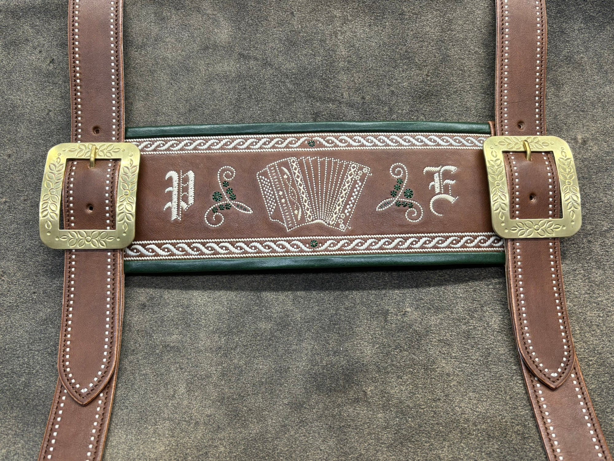 Maßgefertigte Federkielhosenträger & Trachten-Hosenträger aus Leder