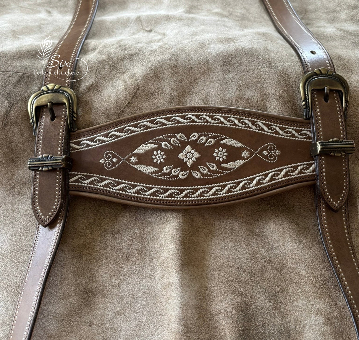 Handgefertigte Hosenträger mit klassischem Blumenmotiv