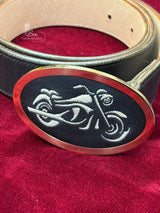 Gürtel mit Motorrad- in Federkiel gestickt