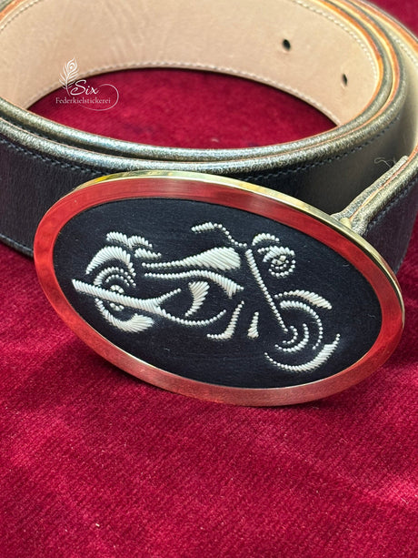 Gürtel mit Motorrad- in Federkiel gestickt