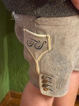 Messertasche auf der Maßlederhose mit Federkielstickerei