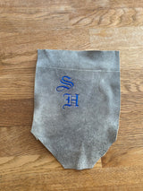 Messertasche auf der Maßlederhose mit Federkielstickerei