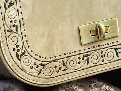 Dirndl Handtasche - kombiniert mit Hirschleder - Blumenmuster in Federkiel