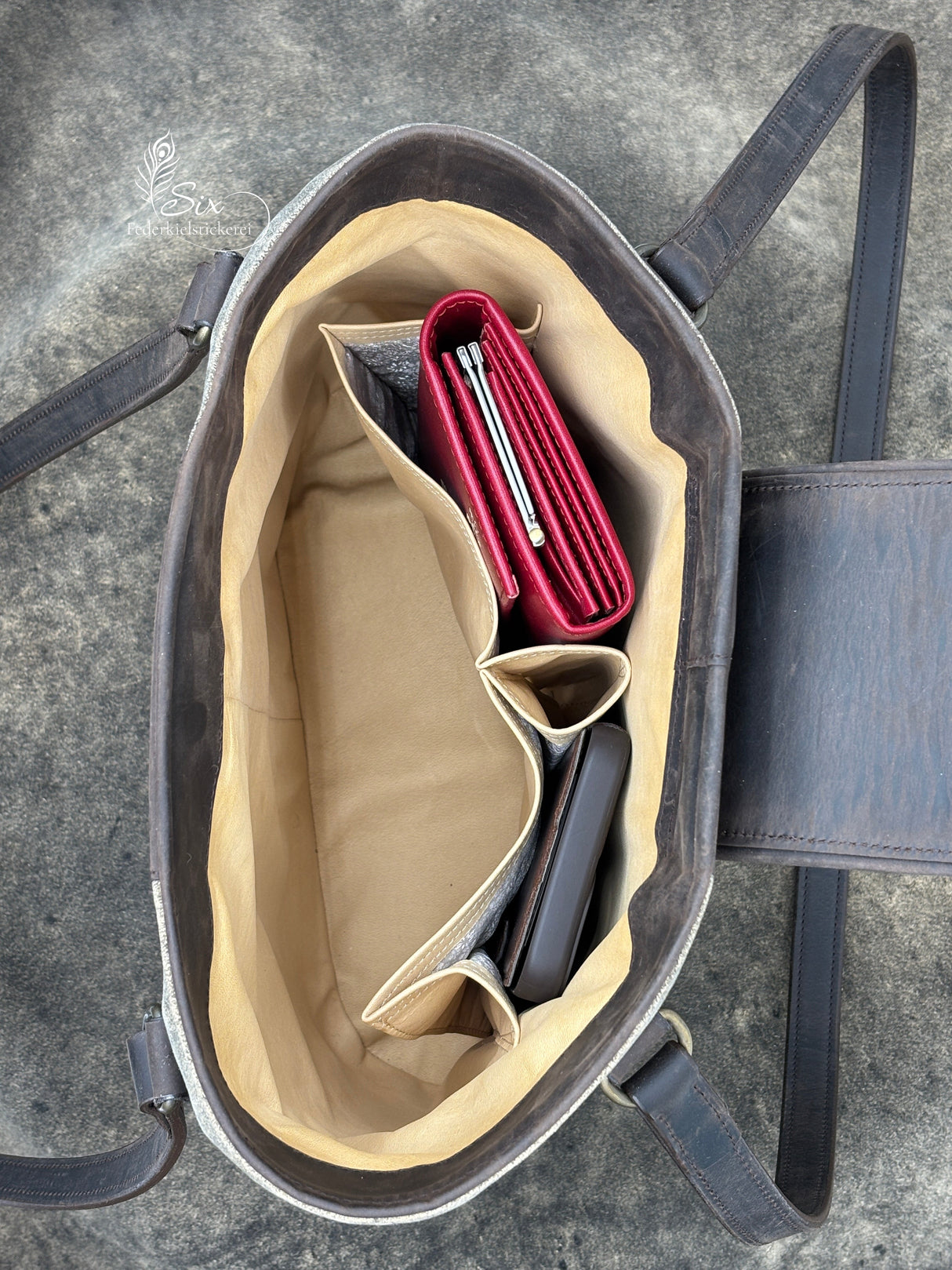 Handgefertigte Handtasche aus Hirschleder mit Federkiel-Blumenmuster
