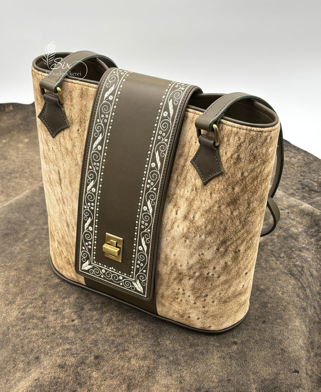 Exklusive Dirndl-Schultertasche aus Hirschleder mit Federkielstickerei