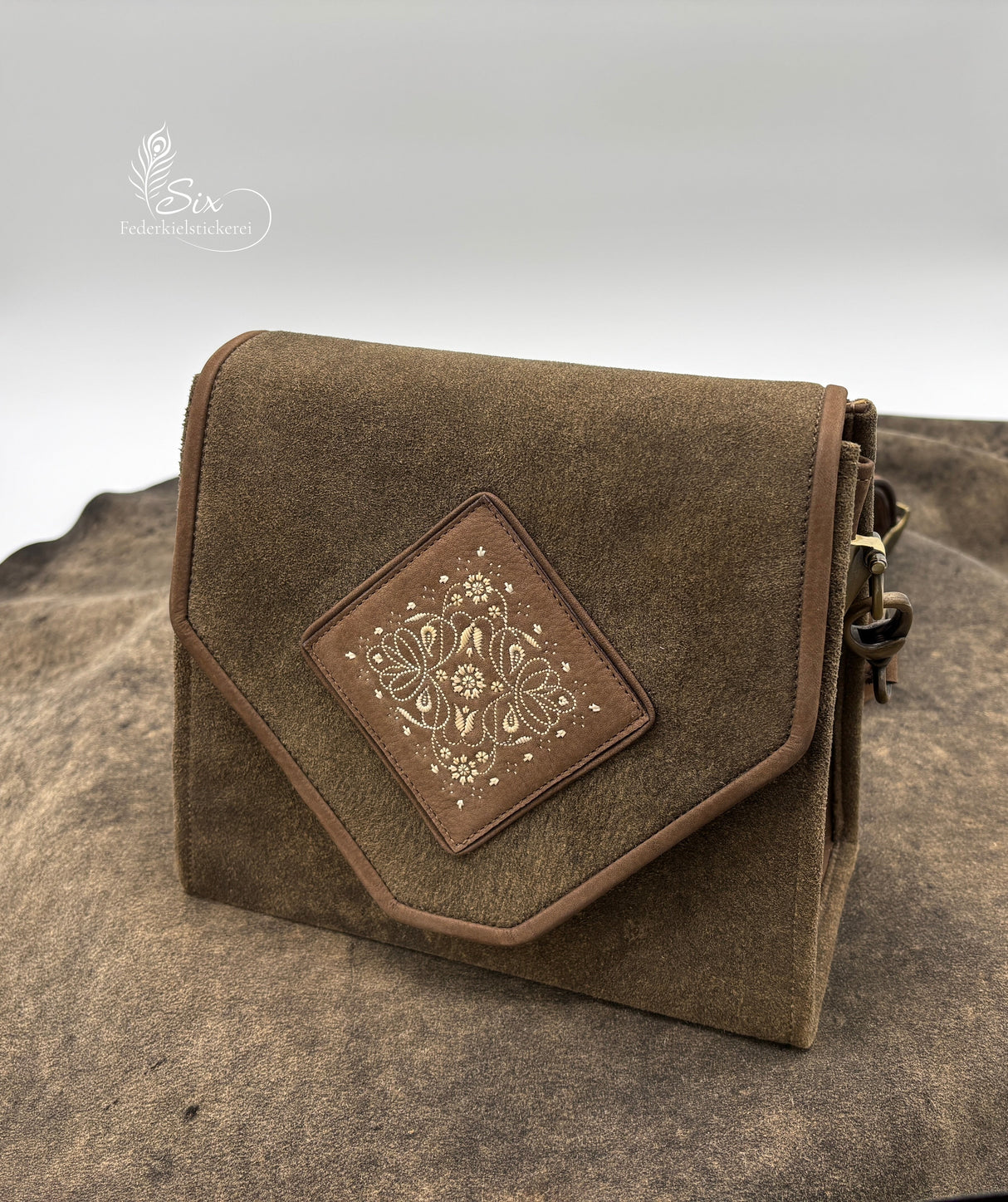 Hirschleder-Dirndl-Handtasche mit handgefertigter Federkielstickerei
