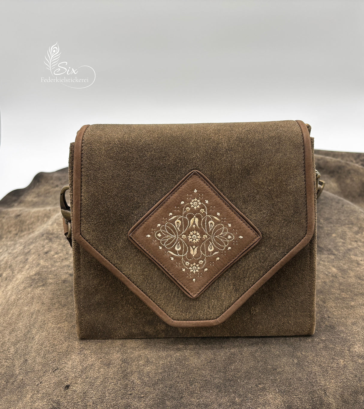 Hirschleder-Dirndl-Handtasche mit handgefertigter Federkielstickerei