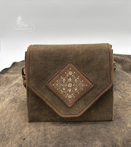 Hirschleder-Dirndl-Handtasche mit handgefertigter Federkielstickerei