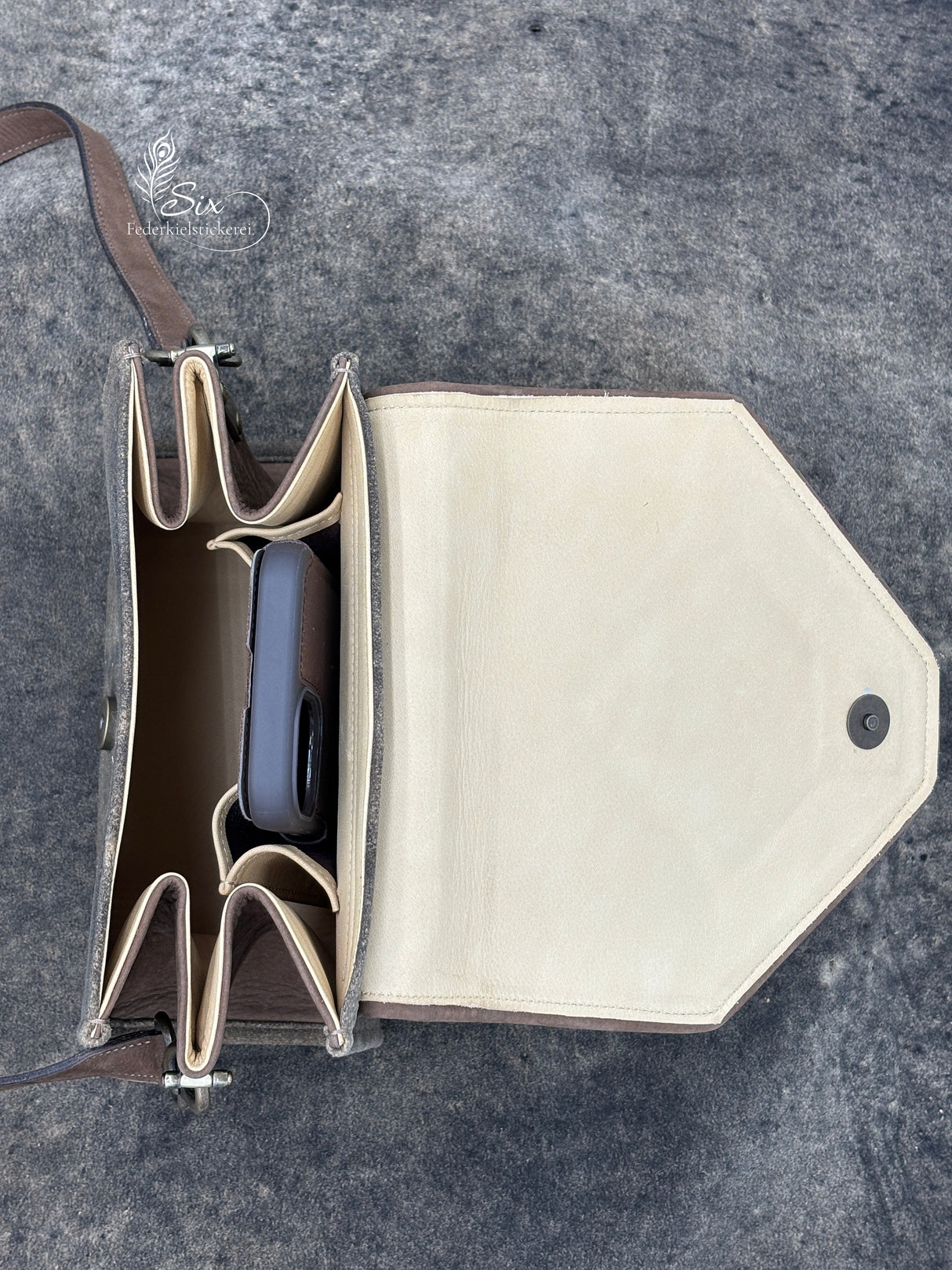 Hirschleder-Dirndl-Handtasche mit handgefertigter Federkielstickerei