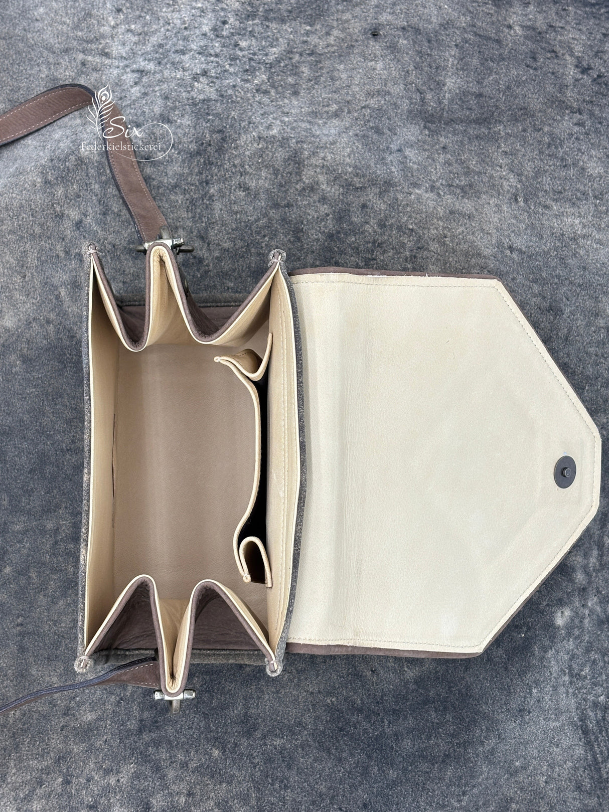 Hirschleder-Dirndl-Handtasche mit handgefertigter Federkielstickerei