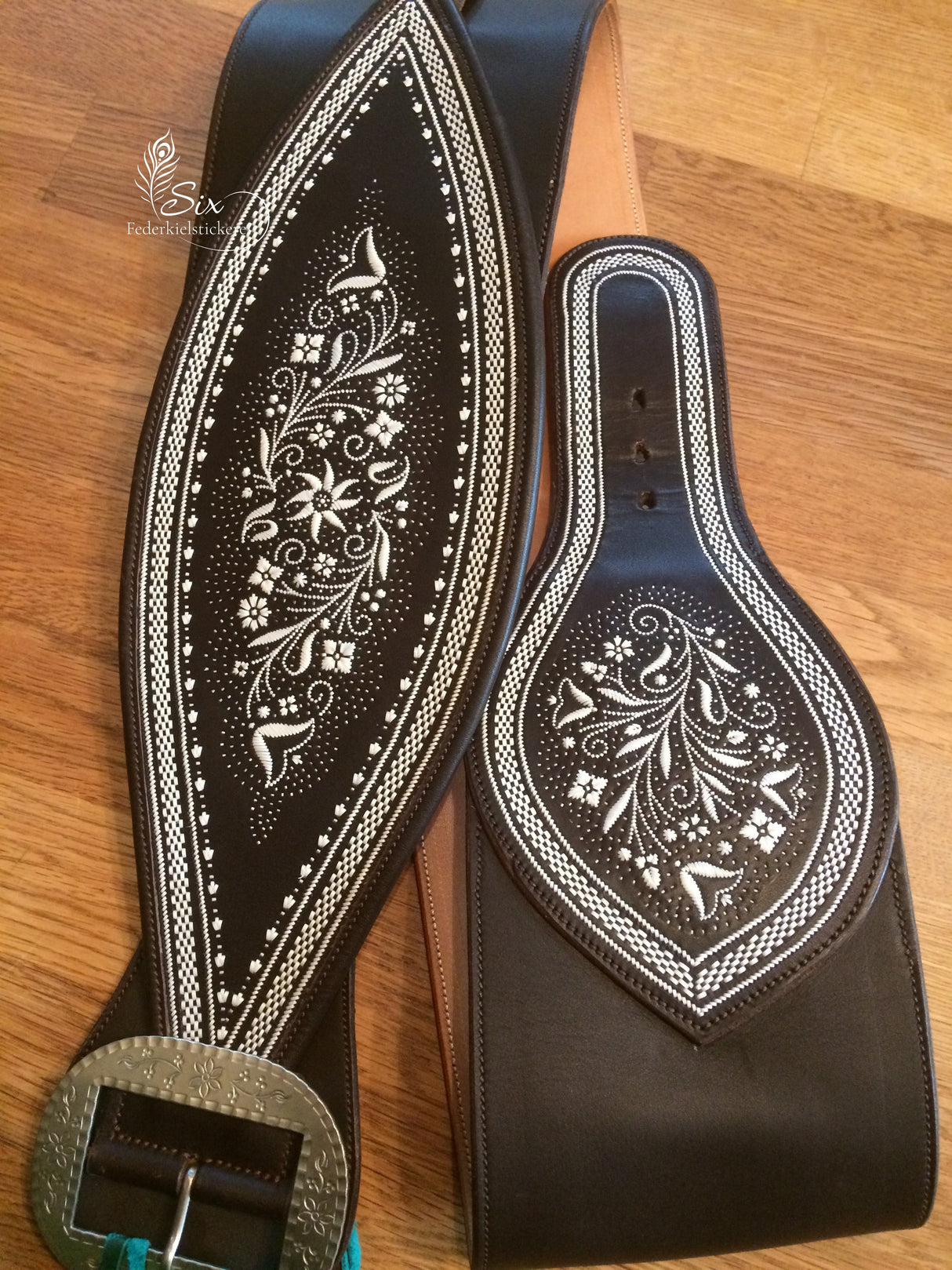 Handgefertigter Federkielranzen mit Blumenmotiv in den Riemenausführungen