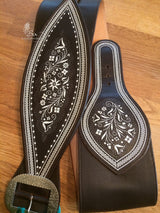 Handgefertigter Federkielranzen mit Blumenmotiv in den Riemenausführungen