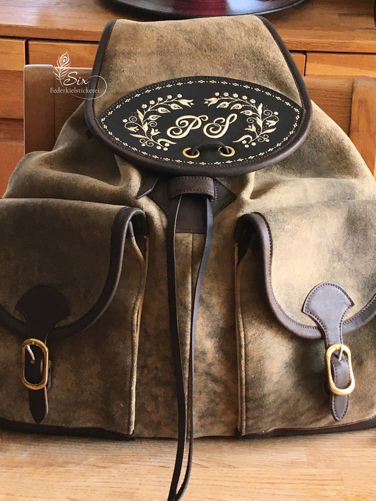Handgefertigter Hirschleder-Rucksack mit Initialen & Blumenmuster