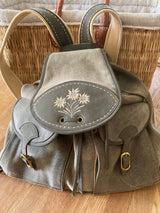 Handgefertigter Hirschleder-Rucksack mit Blumenmuster