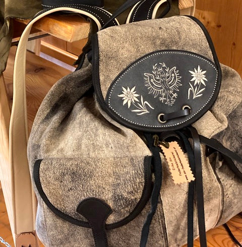 Handgefertigter Hirschleder-Rucksack mit Blumenmuster & Adler