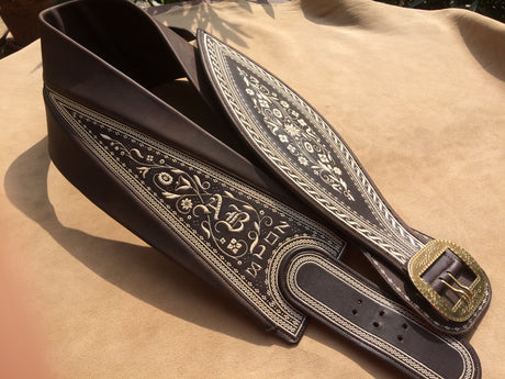 Exklusiver Federkielranzen mit Blumenmotiv, Initialen & Jahreszahl