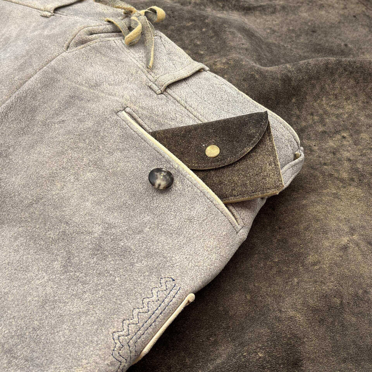 Geldtasche für Lederhose und Tracht aus weichem Hirschleder als schlanke Alternative zur normalen Geldbörse.