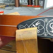 Von Hand bestickter Zirmranzen mit traditioneller Zirmstickerei für Vereinsranzen und Trachtenranzen.