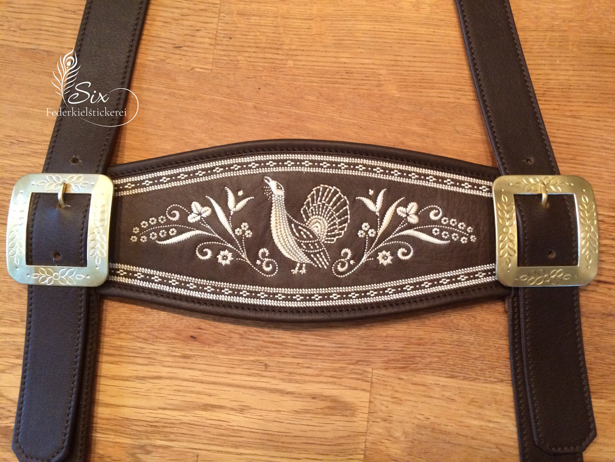 Traditionelle Hosenträger mit Auerhahn und Blumenmotiv