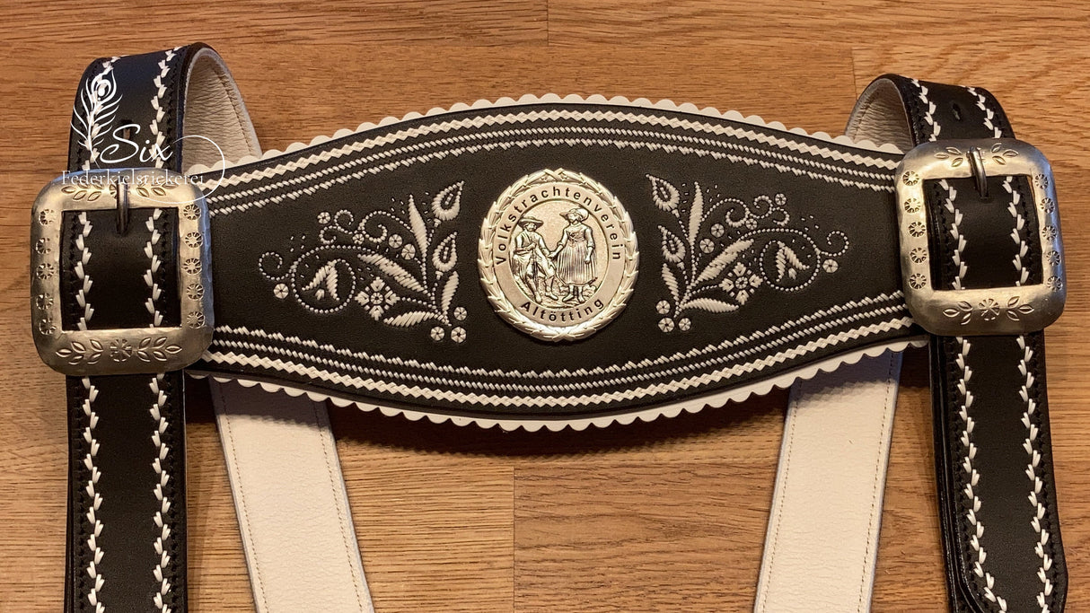Handgefertigte Vereinshosenträger mit Vereinsmedaille