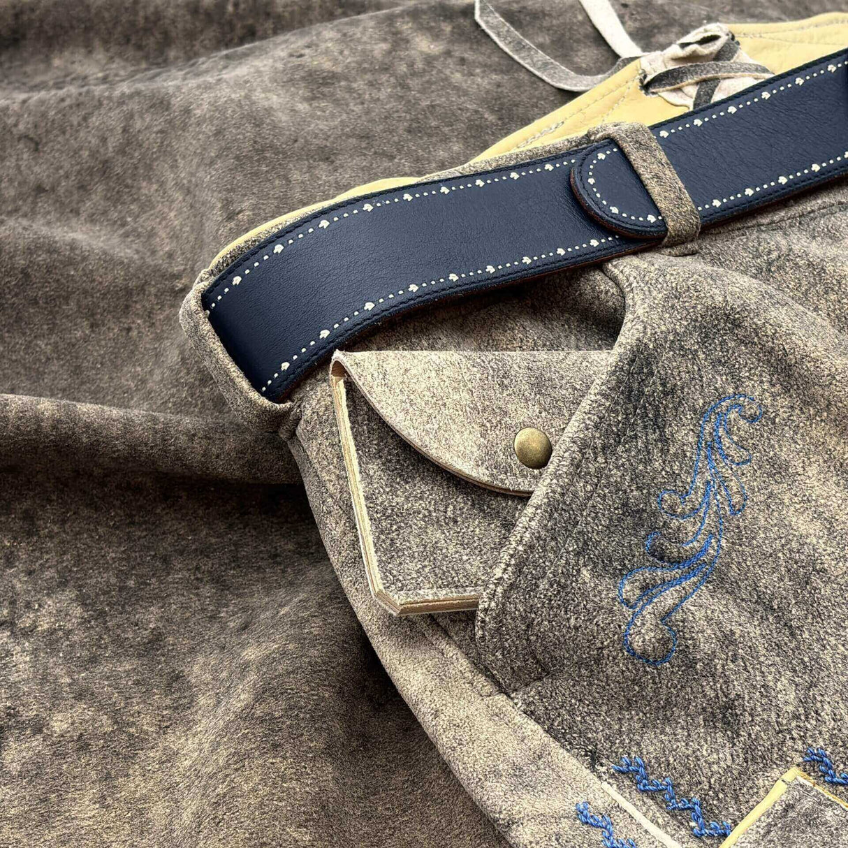 Kleine Geldbörse aus Hirschleder für die Lederhose, weich, flach und angenehm körpernah.