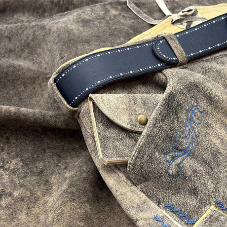 Kleine Geldbörse aus Hirschleder für die Lederhose, weich, flach und angenehm körpernah.