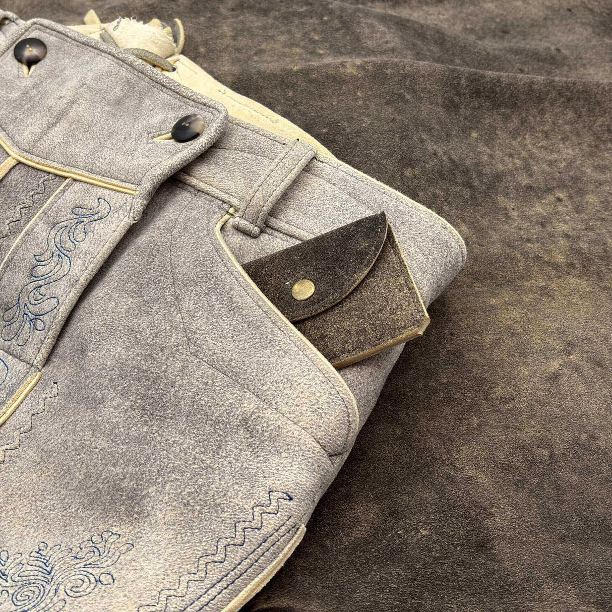 Kleine Geldtasche aus weichem Hirschleder für Karten und Bargeld, flach und kompakt für unterwegs.