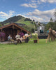 Federkielstickerei live bei der Bauernherbst-Eröffnung 2026 in Maria Alm am Steinernen Meer.