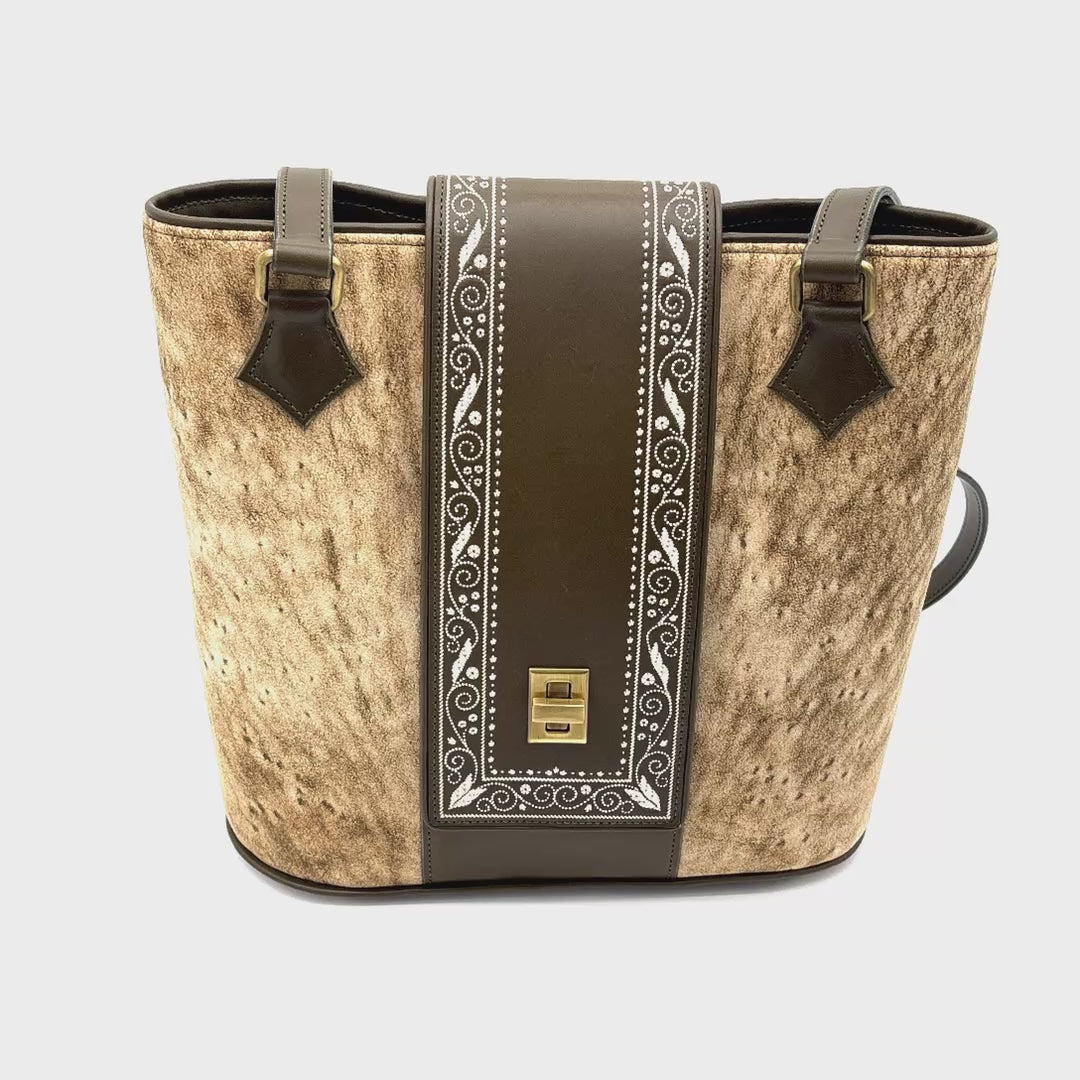 Exklusive Dirndl-Schultertasche aus Hirschleder mit Federkielstickerei