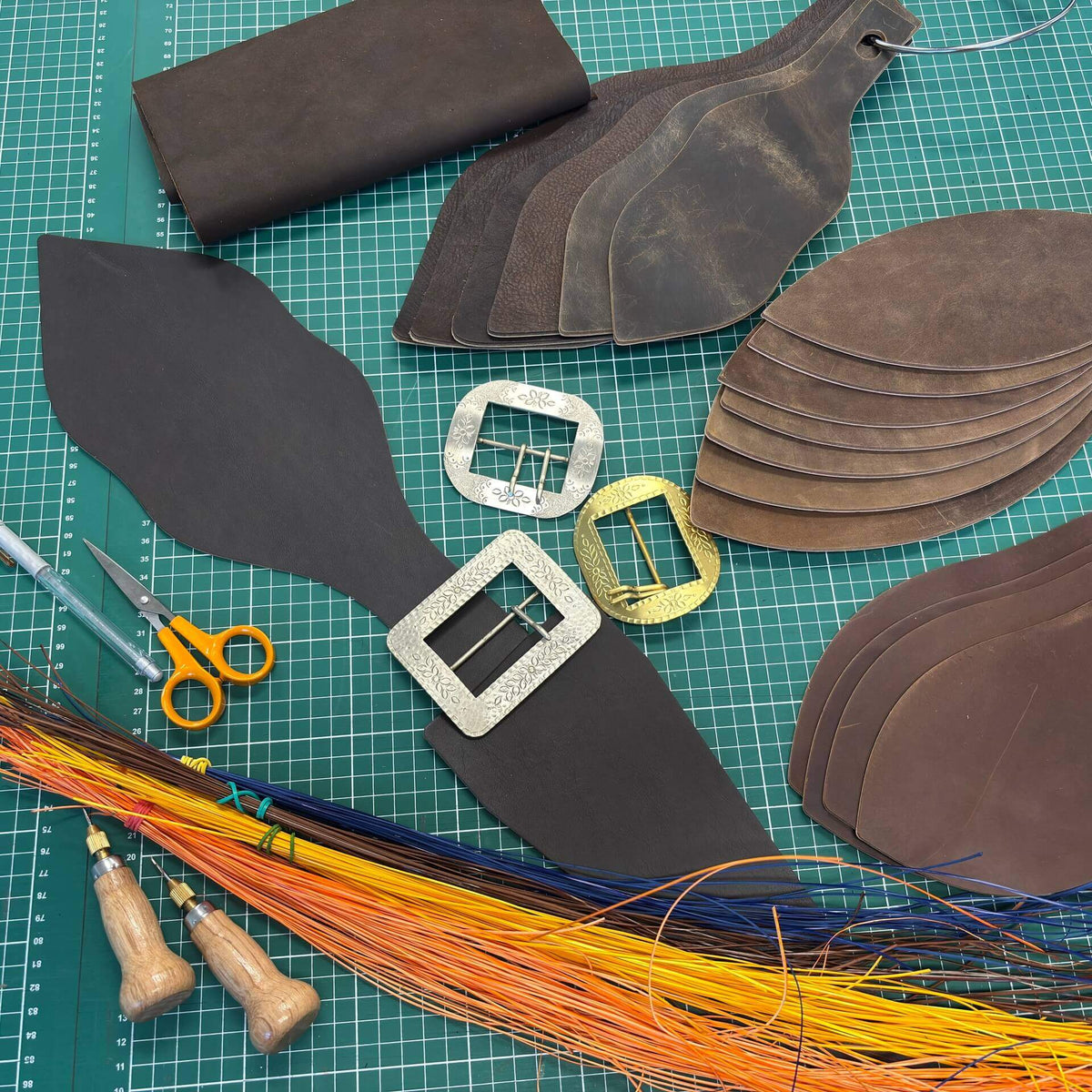 Lederteile, Ranzenschnallen und Materialien für Ranzensticken und traditionelle Federkielstickerei auf einem Ranzen.